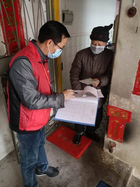 志愿者在社區(qū)入戶排查登記。
