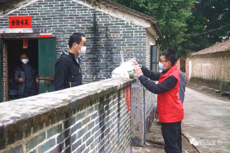 隔離不隔愛(ài)，志愿者為居家隔離家庭定期采購(gòu)生活用品。