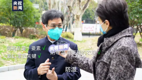 ▲張忠德（左一）接受央視主持人董倩的采訪。