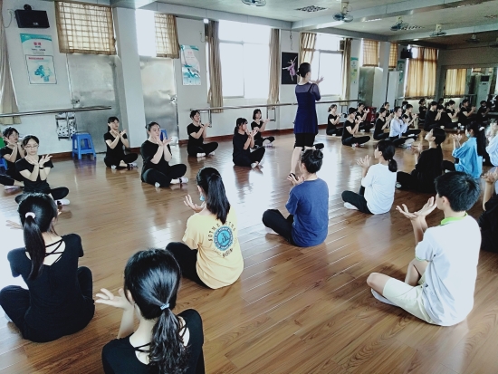 已處理16103475866172020年6月，廣西龍州縣職教中心學(xué)前教育專(zhuān)業(yè)學(xué)生在鶴山職校進(jìn)行舞蹈技能培訓(xùn)。.jpg