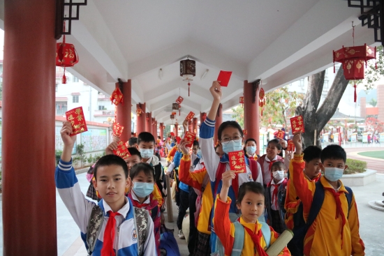 1.回校了，收到“學(xué)業(yè)進(jìn)步”大紅包，好開心。（沙坪七小）.JPG