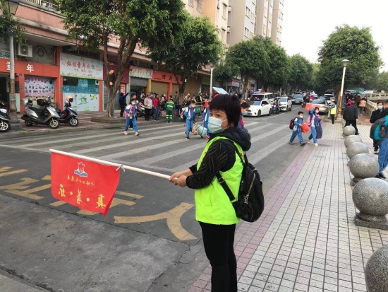 9.家長義工維持上學(xué)秩序（沙坪四?。?jpg