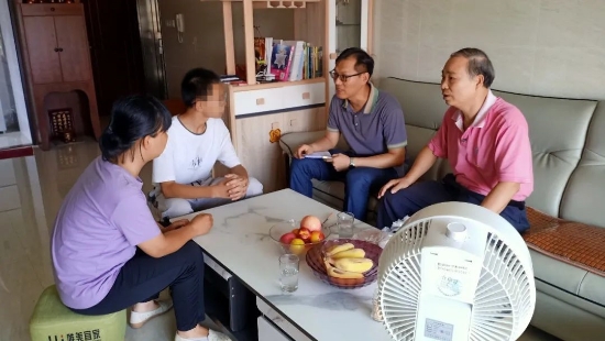 已處理1626771117281古勞中學(xué)老師在家訪過(guò)程中，向家長(zhǎng)、學(xué)生進(jìn)行假期安全管理教育，特別是防溺水安全、防詐騙安全、衛(wèi)生防疫安全等。.jpg
