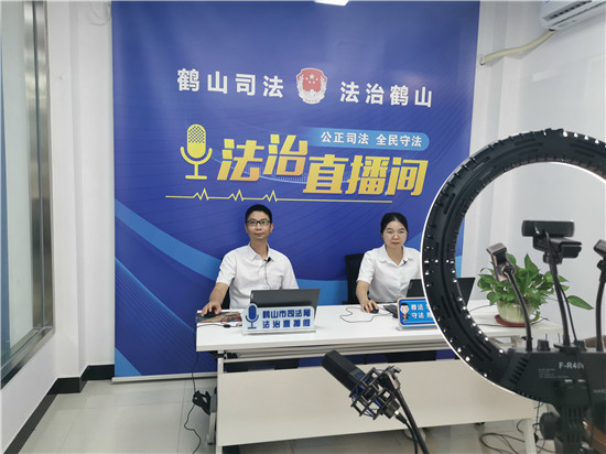 3.歐錦波局長代表市民政局上線法治直播間，解讀《慈善法》   關(guān)注“放心捐”.jpg