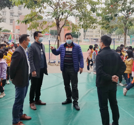 已處理1.教育局黨組書記、局長馮耀同志到學(xué)校指導(dǎo)核酸篩查工作.jpg