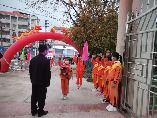 已處理3  “老師，您好！”“同學(xué)，早！”合成小學(xué)校門學(xué)生向老師、同學(xué)敬禮問(wèn)好.jpg