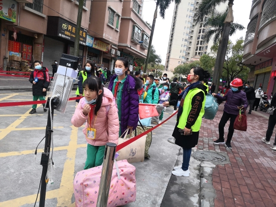 已處理9  沙坪五小學(xué)生測(cè)溫，有序進(jìn)入校園.jpg
