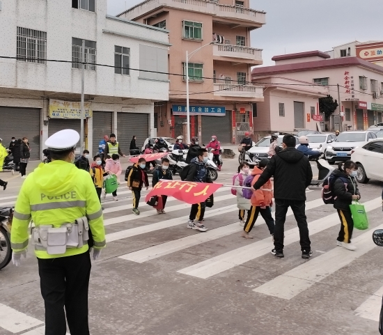 已處理11  連南小學(xué)交警、教師、家長(zhǎng)義工組成“返校安全護(hù)學(xué)崗”.jpg