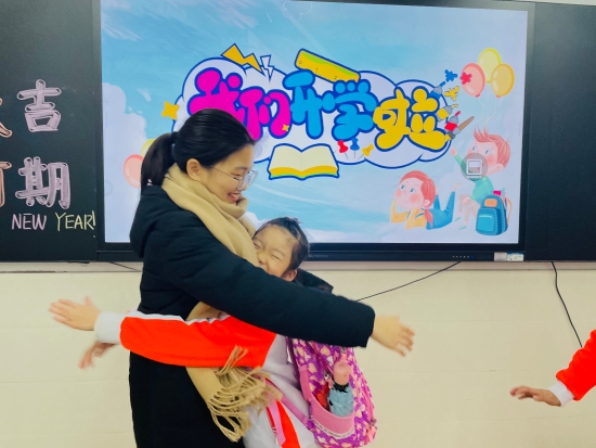 已處理19  “老師，我太想您了?！鄙称阂恍【承^(qū)的小朋友跟老師來(lái)一個(gè)大大的擁抱.jpg