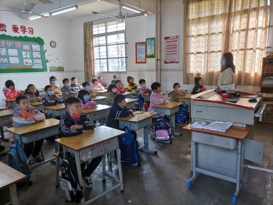 已處理28新學(xué)期，新希望。址山廓村麥源生小學(xué)同學(xué)們課堂上認(rèn)真聽(tīng)課.jpg