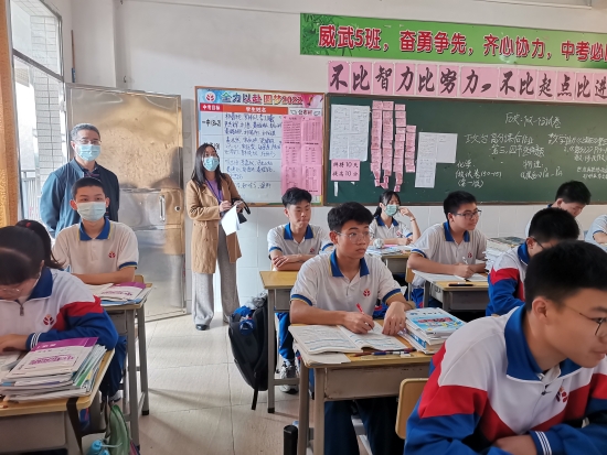 已處理6.開(kāi)學(xué)調(diào)研，調(diào)研組成員推門(mén)聽(tīng)課.jpg