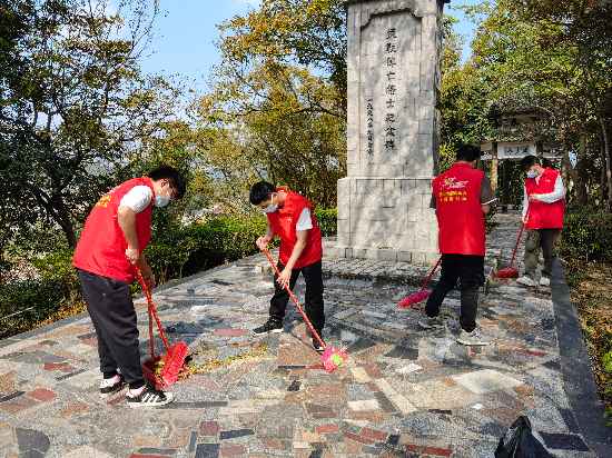 清明節(jié)來(lái)臨之際，宅梧鎮(zhèn)退役軍人服務(wù)站工作人員發(fā)動(dòng)退役軍人僑都星火志愿服務(wù)隊(duì)對(duì)我鎮(zhèn)四座烈士紀(jì)念碑進(jìn)行巡查、打掃清潔工作，志愿服務(wù)隊(duì)們也是“收獲滿滿”啊3.jpg