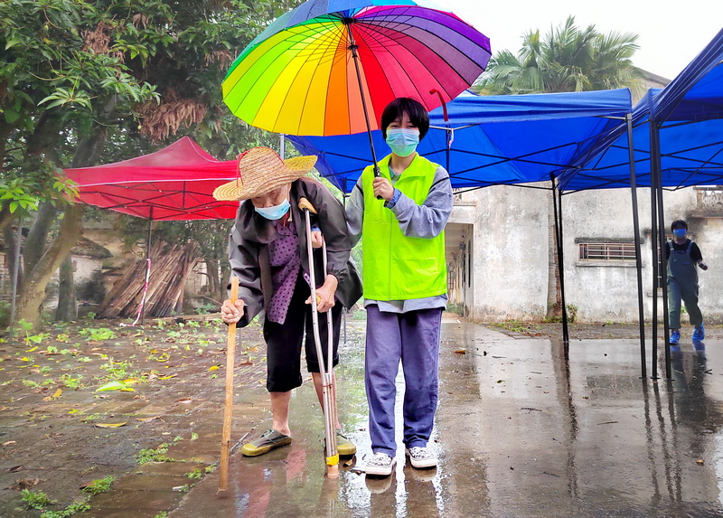 陳麗英《奶奶，打疫苗去》_調(diào)整大小.jpg