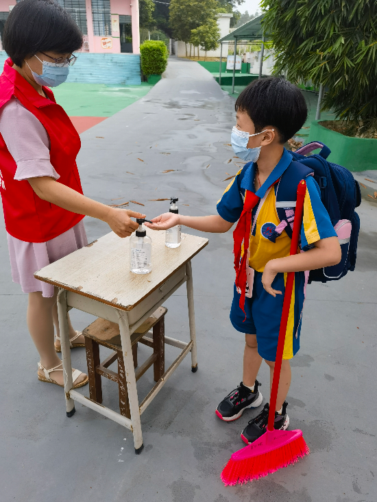 雙合鎮(zhèn)雙合小學(xué)（返學(xué)時(shí)）老師為進(jìn)入校園的孩子進(jìn)行了全面的消毒和清潔，做好疫情防控工作，保護(hù)自己的同時(shí)保護(hù)他人 (2).jpg