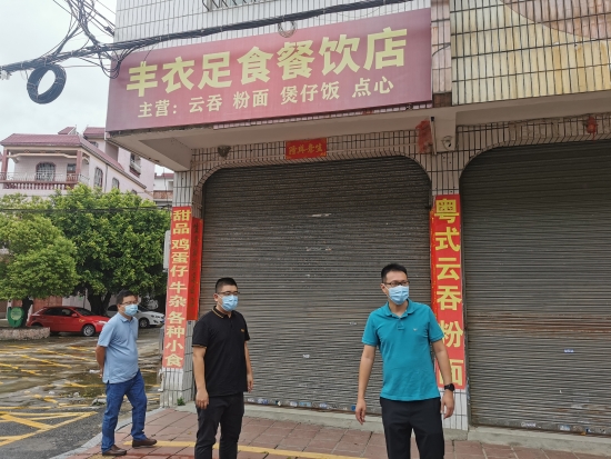 已處理1662101823660黨委書記馮永強(qiáng)、黨委委員王宗球、副鎮(zhèn)長鄧鉅輝到蓮花街檢查廣告牌安全隱患。.jpg
