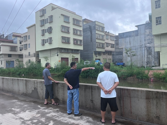 已處理1662101823660黨委委員馮雨帶領(lǐng)村委干部巡查轄區(qū)內(nèi)河流情況。.jpg