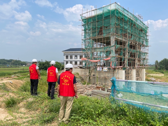 已處理1662101823660黨員義工前往在建樓房檢查安全隱患情況。.jpg