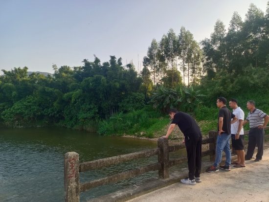 已處理1662101823660副鎮(zhèn)長王靖帶隊(duì)檢查轄區(qū)內(nèi)易澇區(qū)域。.jpg