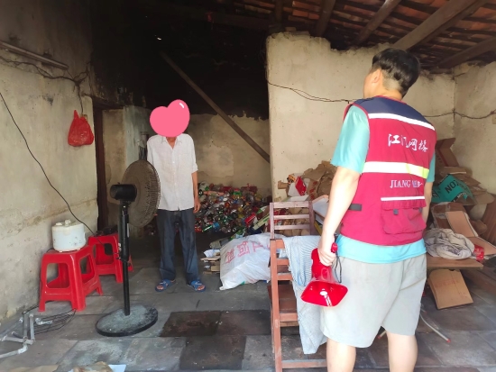 已處理1662101823660網(wǎng)格員排查轄區(qū)內(nèi)的特困戶住宅的安全隱患。.jpg