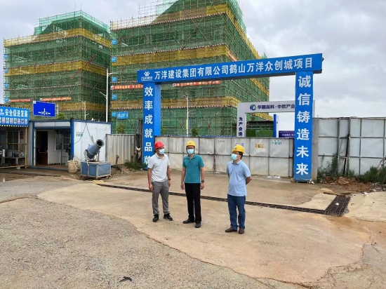 已處理1662101823661黨委書記馮永強(qiáng)、黨委委員王宗球到轄區(qū)內(nèi)在建工地檢查“五?！惫ぷ?。.jpg