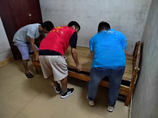 已處理1662101823661黨員義工和雙百社工布置轉(zhuǎn)移人群應(yīng)急避難床鋪。.jpg