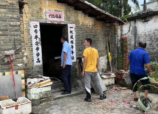 已處理1662101823661鎮(zhèn)人大主席李子成帶隊(duì)排查房屋安全隱患。.jpg