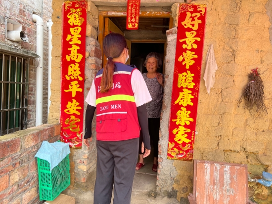 已處理1662101823662網(wǎng)格員入戶向獨(dú)居老人宣傳防臺風(fēng)小知識，幫助排查安全隱患。.jpg