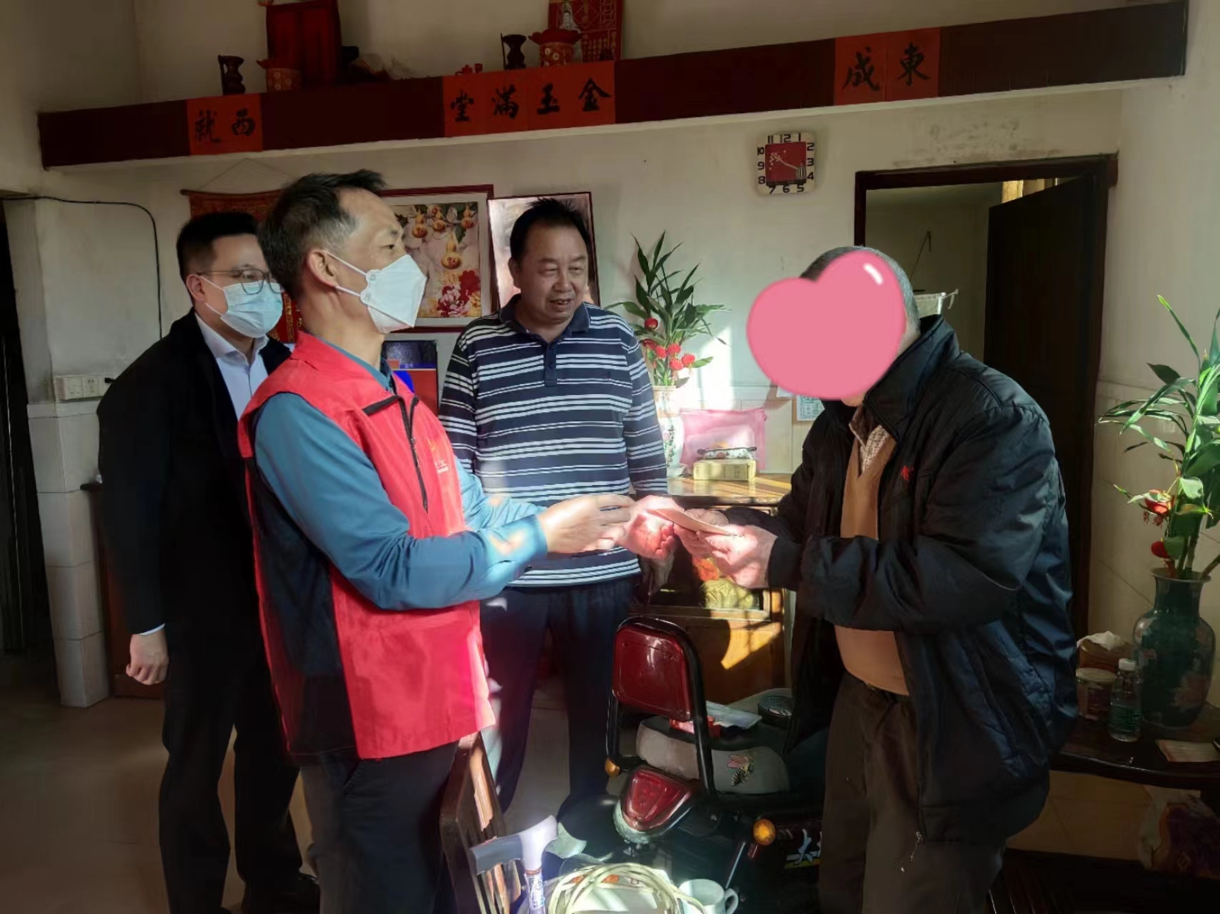 1月14日下午，鶴山市水利局黨組書記、局長(zhǎng)趙榮贊帶隊(duì)走訪慰問結(jié)對(duì)幫扶的困難黨員.jpg
