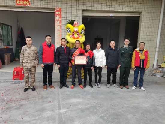 已處理1674092129216市退役軍人事務(wù)局副局長溫寶謙一行到龍都村現(xiàn)役軍人王耀成家中送立功喜報(bào)，并提前向王耀成家屬送上新春祝福，鼓勵(lì)軍人努力拼搏、再立新功。.jpg