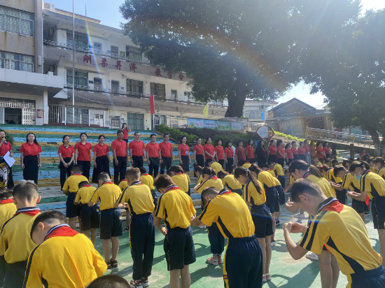 古勞鎮(zhèn)龍溪小學(xué)孩子們正在進行拜師禮。.jpg