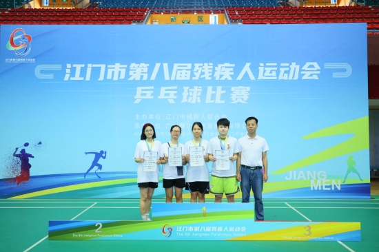 已處理1699002106077圖片2：馮曉欣（右二）、黃嘉馨（右三）獲乒乓球女子雙打TT13級金牌.jpeg