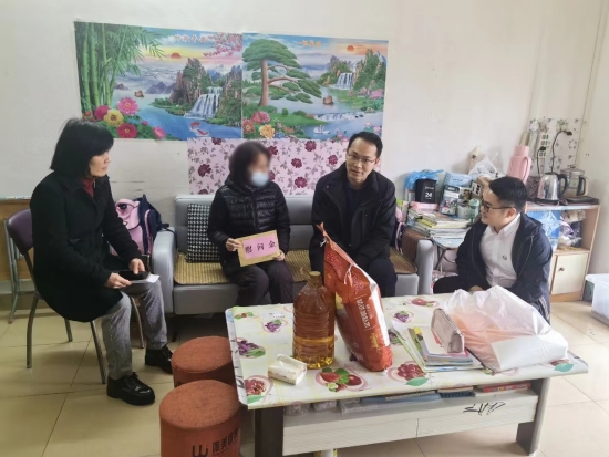已處理1706842077704右二市 委副書記趙磊，左一市總工會副主席呂麗群.jpg