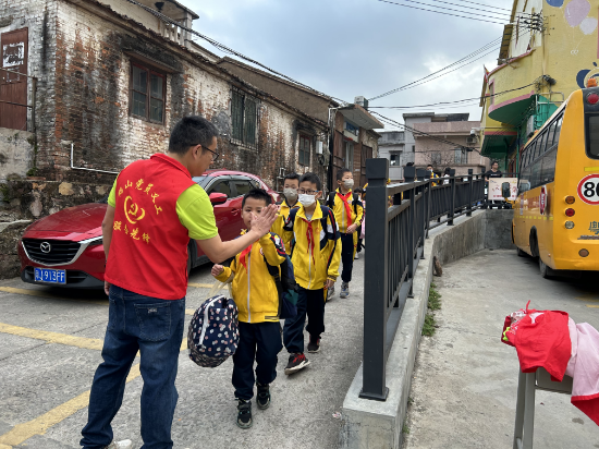 鶴山市古勞鎮(zhèn)龍溪小學--中心校李明健校長和學生擊掌，鼓勵學生.jpg