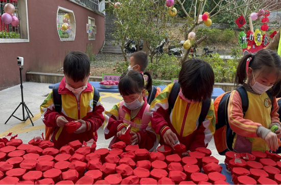 宅梧鎮(zhèn)中心幼兒園為孩子們精心策劃了“幸運拆盲盒”獨特的開學儀式，在踏入幼兒園門口的一剎那，就給了孩子們一個大大的驚喜。.png