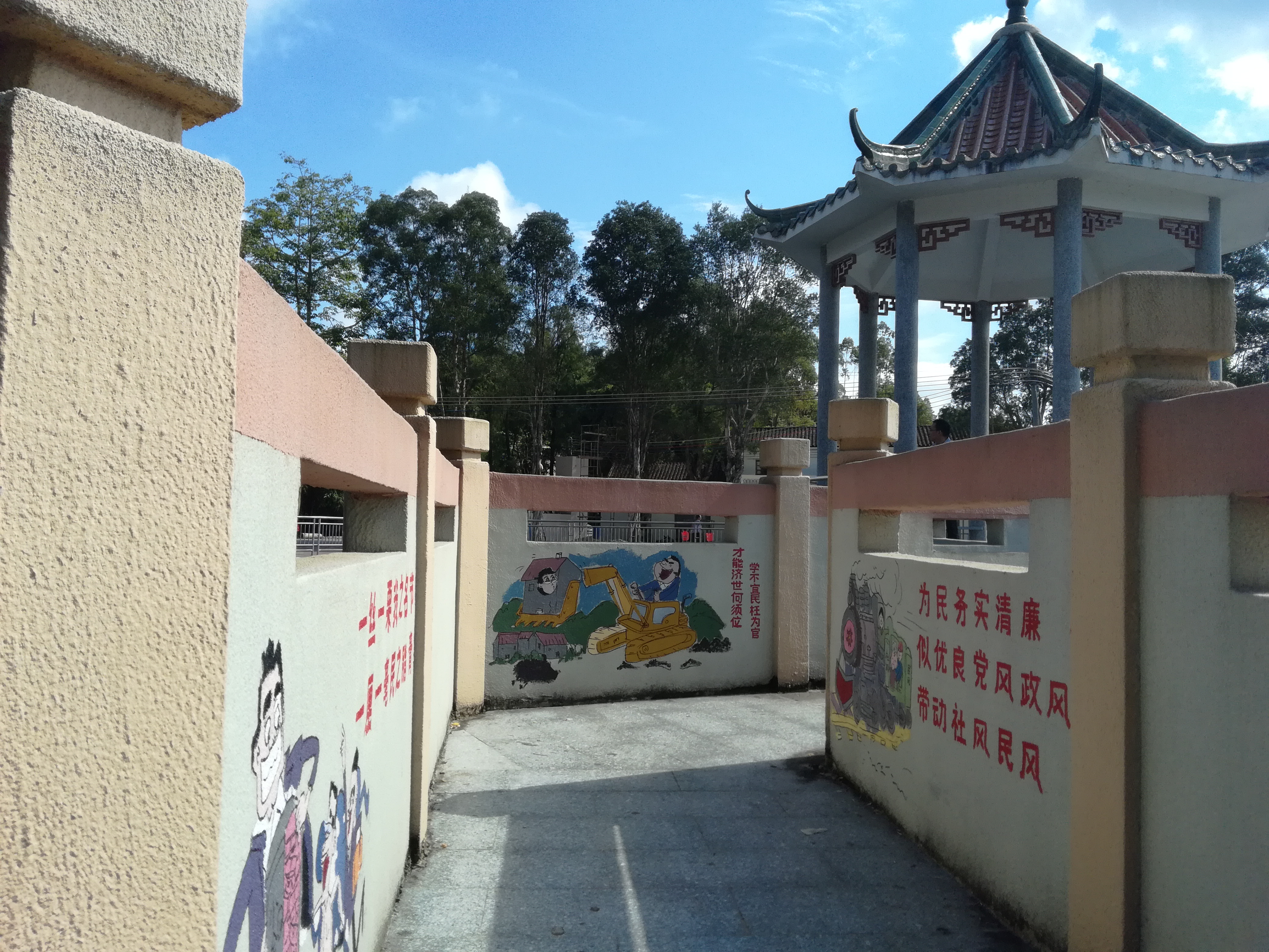 17 法治村創(chuàng)建示范點(diǎn)：共和鎮(zhèn)來(lái)蘇村法治漫畫(huà)長(zhǎng)廊2.jpg