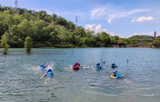 已處理1721786290782大雁山景區(qū)聯(lián)同鶴山藍天救援隊開展水上救援培訓(xùn)2.jpg