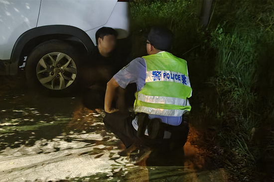 深夜，民警化身“暖心樹洞” (1).jpg