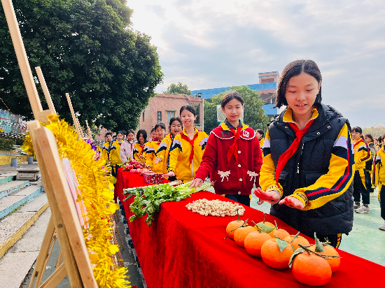 龍溪小學(xué)孩子一個(gè)接一個(gè)摸意頭，好事一樁一樁接踵而來(lái)！.jpg