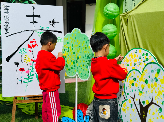 新星幼兒園開(kāi)學(xué)點(diǎn)春---成長(zhǎng)的力量，孩子感受春的美好，我為小樹(shù)添綠啦！.jpg