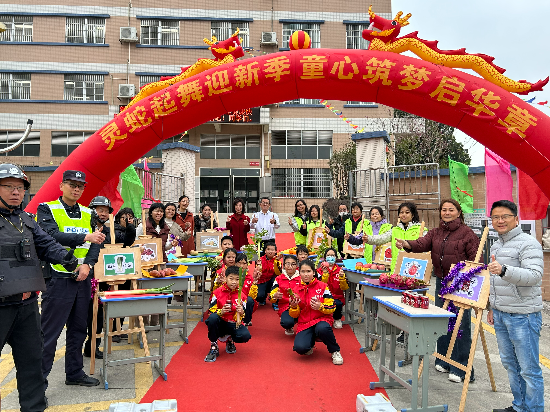 龍溪小學(xué)教師、公安民警、志愿者、家長(zhǎng)們一同保駕護(hù)航.jpg